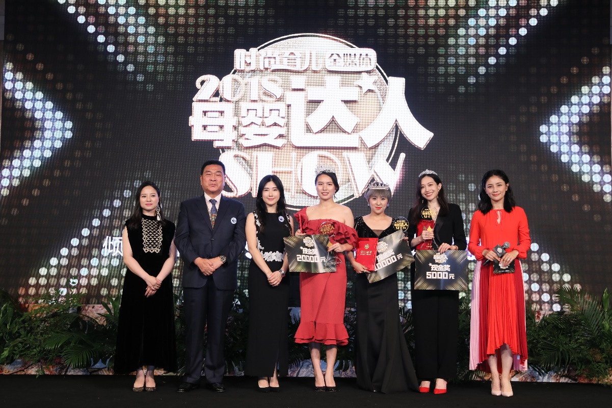 首席明星評審胡可 現身 “2018母嬰達人SHOW”頒獎典禮