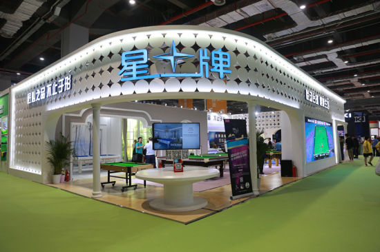 “九球天後”潘曉婷、英國球王“魔術手”梅林現身體博會星牌展位